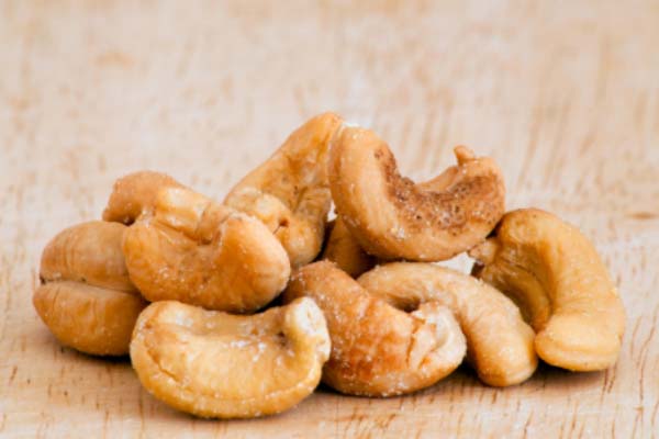 Rostade cashewnötter hittar man bland annat bland frukt och grönt i många affärer.