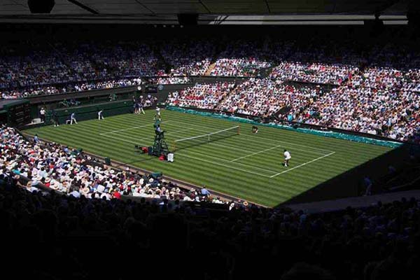 Match från Wimbledon Centre Court mellan två manliga tennisproffs.