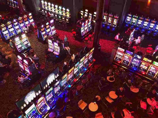 Casino med spelautomater i en glittrig och färgstark miljö på ett äkta kasino.