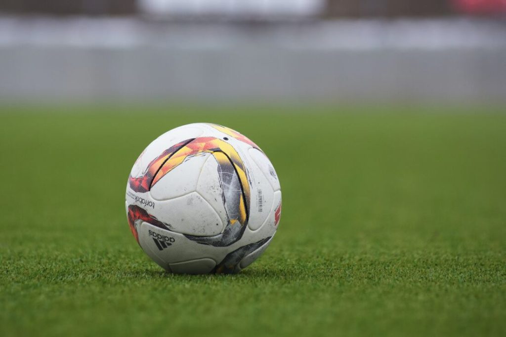 En fotboll på en snygg grässplan, där Sverige möter USA i Fotbolls VM för damer 2023.