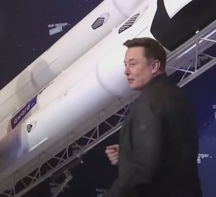 Elon musk intar en skämtsam fight-position.