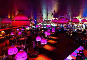Färgglatt fysiskt casino som hänvisar till svenskarnas spelvanor 2023.